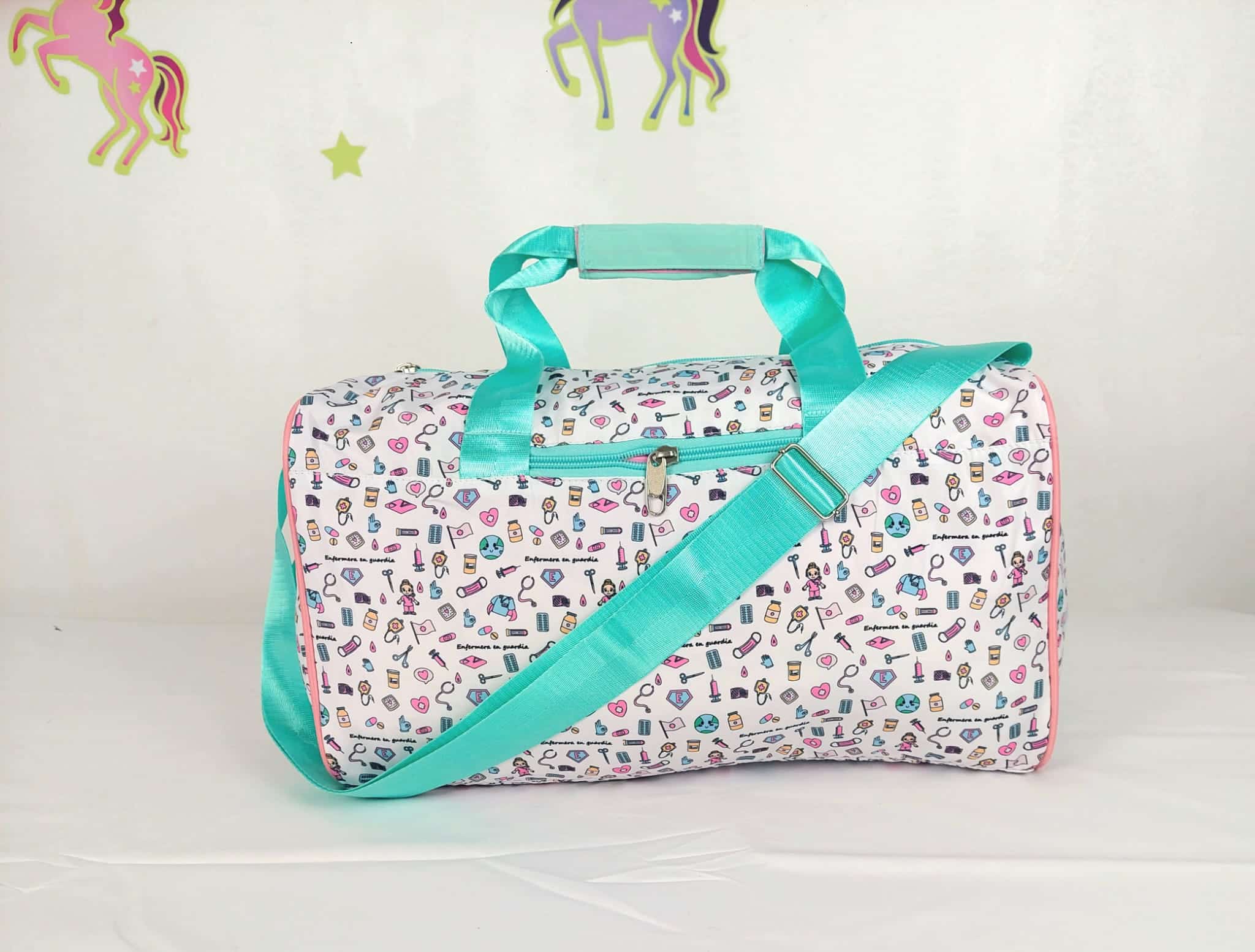 WhatsApp Image 2024-01-02 at 00.57.32 BOLSO DEPORTIVO ENFERMERA- Nurse Verde - Imagen 1