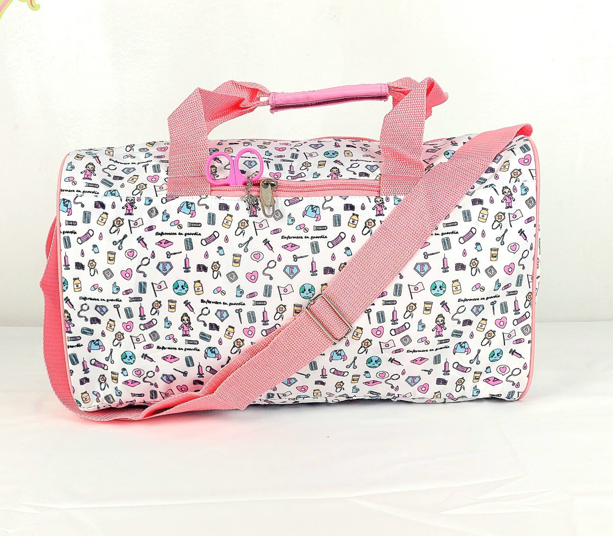 WhatsApp Image 2024-01-02 at 01.10.39 (2) BOLSO DEPORTIVO ENFERMERA- Nurse Pink - Imagen 3